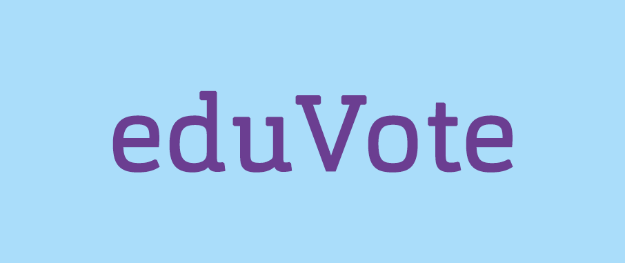 Hellblauer Hintergrund mit lilaner Schrift: eduVote