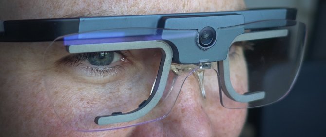 Nahaufnahme: Ein Mensch trägt eine Eyetracking-Brille, zu sehen sind nur Augen und Nase.