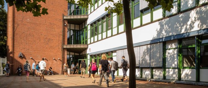 Studierende vor dem A-Gebäude im Sommer
